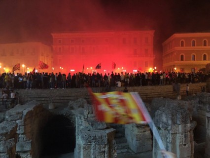 Tifosi del Lecce in festa per strada